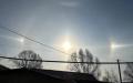 1月25日，辽宁铁岭罕见出现三个太阳。（图片来源：微博）