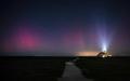 拍摄于2023年2月27日的照片显示了法国西北部圣米歇尔山的北极光。（Lou BENOIST/AFP via Getty Images）