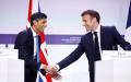 3月10日，英国首相苏纳克（Rishi Sunak）（左）与法国总统马克龙（Emmanuel Macron）（右）在爱丽舍宫法英峰会联合新闻发布会结束时握手。（GONZALO FUENTES/POOL/AFP via Getty Images）