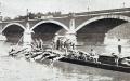1929年，在塞纳河举行的穿越巴黎游泳赛从荣军院桥开始。（公有领域）
