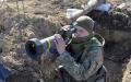 一名乌克兰士兵正在前线用标枪导弹。(SERGEY BOBOK/AFP/Getty Images) 