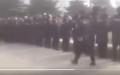 山东青岛老人聚集抗议医保政策，大批警察来到现场。（图片来源：视频截图）