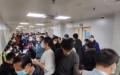 3月9日半夜北京一家医院爆满，患者多为儿童。（图片来源：视频截图）