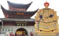 左图：中国科举博物馆——江南贡院；右图：康熙皇帝朝服全身像（公有领域）