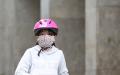 2020年4月，一名戴着防护口罩的儿童走在慕尼黑市的主要购物街上。(Alexander Hassenstein/Getty Images)