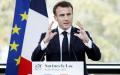 3月30日，法国总统马克龙在法国东南部萨维讷勒拉克市访问时介绍“水计划”。（Sebastien NOGIER/POOL/AFP via Getty Images）