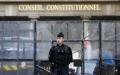 2023年4月14日，一名宪兵在法国宪法委员会（Conseil constitutionnel）大楼前执勤。（IAN LANGSDON/AFP via Getty Images）