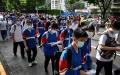 2022年6月7日北京参加高考的学生进入学校。（图片来源：Getty Images）