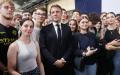 2023年5月4日，法国总统马克龙访问了法国职业高中Bernard Palissy Lyceum，并在演讲后与学生合影。（Thibaud MORITZ/POOL/AFP via Getty Images）