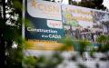 法国西部圣布雷万莱潘镇的一块宣传建造申请庇护者接待中心的信息牌。（(Photo by FRED TANNEAU/AFP via Getty Images）