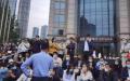 上海浦发银行大批员工聚集门口。（图片来源：网路截图）