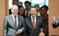 2023年6月20日在柏林总理府，德总理肖尔茨（左）和中国总理李强进入会议室参加德中经济磋商。(TOBIAS SCHWARZ/AFP via Getty Images)