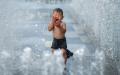 今年盛夏不仅早早报到，且上海达到100年来5月最高气温，36.1摄氏度。（图片来源：Kevin Frayer/Getty Images）