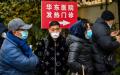 2022年12月19日上海华东医院发热门诊大批COVID-19患者排队。（图片来源：Getty Images）