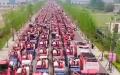 近日传出河南省南阳市数百台收割机堵在高速5天下不了。（图片来源：微博）