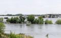 6月6日，卡霍夫卡水电站水坝决堤后，赫尔松郊区安东诺夫斯基大桥附近被洪水淹没。（OLEG TUCHYNSKY/AFP/Getty Images）