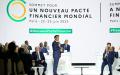 法国总统马克龙（中）在巴黎峰会上讲话。（EWIS JOLY/POOL/AFP via Getty Images）