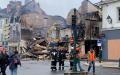 7月1日，救援人员在巴黎以南100公里的蒙塔日（Montargis）调查一栋在骚乱中被烧毁的建筑物的现场，该建筑内有一家药店。（MATHIEU RABECHAULT/AFP via Getty Images）
