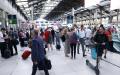 2022年7月6日，法国国家铁路公司举行全国罢工，旅客在巴黎里昂火车站等待当天列车信息。（GEOFFROY VAN DER HASSELT/AFP via Getty Images）