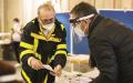 2021年2月14日西班牙巴塞罗那加泰罗尼亚地区选举期间，一名邮政工作人员将选票交给投票站的一名工作人员。（Cesc Maymo/Getty Images）