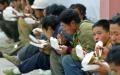 中国农民工在吃午餐（图片来源：Getty Images）