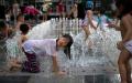 炎热的上海孩子们玩水乘凉。（图片来源：Getty Images）