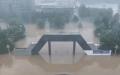 图为涿州市技师学院大门几乎被淹没。（图片来源：网络图）