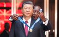 8月22日，南非总统拉马福萨在比勒陀利亚联邦大厦向中国国家主席习近平授予南非勋章。