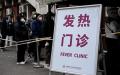 去年12月9日北京一家医院急诊室外排队等待的武汉肺炎患者。（图片来源：Getty Images）