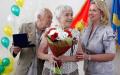 2010年俄罗斯前第一夫人梅德韦杰娃向一对夫妻颁发“忠贞不渝爱情”特别奖章。（图片来源：克里姆林宫网站）