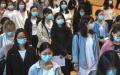 武汉一所大学的学生们排队等待扎武汉肺炎病毒疫苗。（图片来源：Getty Images）