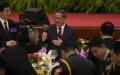 在今年十一晚宴上，中国国务院总理李强（中）向领导人和特邀嘉宾敬酒。