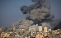 2023年10月12日，以色列空袭加萨城，浓烟滚滚，以色列与哈马斯之间的激烈战斗已持续了六天。 (图片来源：MAHMUD HAMS/AFP via Getty Images)