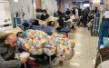 2022年1月3日上海同仁医院门诊走廊里躺满武汉肺炎患者。（图片来源：Getty Images）
