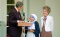 德蕾莎修女（中）从美国总统隆纳•雷根手中接受总统自由勋章。