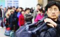中国企业裁员导致今年提前回家过年的返乡潮。（Guang Niu/Getty Images）