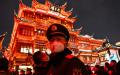 2023年2月5日，上海豫园的警察（图片来源：HECTOR RETAMAL/AFP via Getty Images）