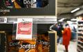 法语书写的不再销售百事产品的告示（JULIEN DE ROSA/AFP via Getty Images）
