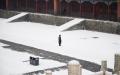 大雪后，一名军警在北京故宫执勤。（FRED DUFOUR/AFP via Getty Images）