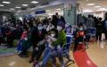 2023年11月23日北京一家儿童医院等待就医的儿童。（图片来源：Getty Images）  【看中国2024年1月12日讯】（看中国记者李木子综合报导）中国大陆多地各种病毒叠加流传，北京近期20种法定传染病同存，以流感为主的急性呼吸道传染病处较高流行水平。近日江苏一名女士患流感在家硬扛10多天后两肺全白，因肺部感染多种病毒，随时有生命危险。该消息冲上热搜。 北京急性呼吸道传染病高发 20种传染病同存 据央视新闻11日报导，北京市卫生健康委日前通报，近期北京市急性呼吸道传染病处于较高流行水平，病原体以流感病毒为主，未来几周流感仍将处于流行期。近期不排除新冠病毒感染病例增加的可能。  2023年12月份，北京市共报告法定传染病20种238,918例，死亡25例，报告病种主要为病毒性肝炎、肺结核、百日咳、梅毒、新冠病毒感染、流行性感冒、其它感染性腹泻病、手足口病等。  据北京市房山区官网去年12月6日消息指，北京市已进入呼吸道病高发季节，呈现流感病毒、腺病毒、呼吸道合胞病毒，肺炎支原体、新冠病毒等多种病原体共同流行的态势，总体感染人数呈上升趋势。   江苏女流感10天烧成白肺随时有生命危险 不仅北京以流感为主的