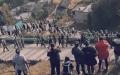 被“俘虏”的数百警察和公务员在贵州石灰窑村苗民们一片“嘘”声中低头离村。（图片来源：视频截图）