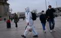 近日一则“新疆一干部疫情期间盗卖1.5万套防护服”的消息引发社会关注。示意图。（图片来源：Getty Images）