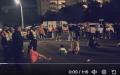 2月14日，海南海口秀英港轮渡码头有游客因抗议买不到轮渡票被警抓走家属堵路抗议。（图片来源：视频截图）