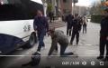 荷兰记者在成都采访时被警察暴力对待。（图片来源：视频截图）