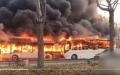 天津载有学生的大巴车撞上公交车两车起火，致1死37伤。（图片来源：视频截图