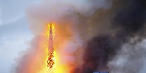 丹麦旧股票交易所于4月16日清晨7:30左右发生火灾。哥本哈根人说“这是巴黎圣母院焚为灰烬的再现”，丹麦在哭泣。（IDA MARIE ODGAARD/Ritzau Scanpix/AFP via Getty Images）