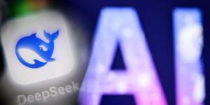 图为:在德国西部法兰克福,一台电脑屏幕上(右)显示着代表人工智能的“AI”字母,旁边是智能手机屏幕上Deepseek AI应用程序的标志。(KIRILL KUDRYAVTSEV/AFP via Getty Images)