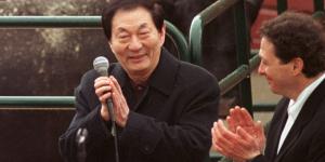 1999年4月11日,中国国务院总理朱镕基(左)在伊利诺伊州利伯蒂维尔的马雷尔巴农场向农民发表讲话时与汤姆·普利兹克一起鼓掌。(图片来源:TANNEN MAURY/AFP via Getty Images)