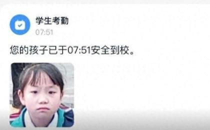 大陆云南8岁小女孩上学放学考勤照判若两人，相关话题冲上热搜第一，引发热议。(图片来源：微博)