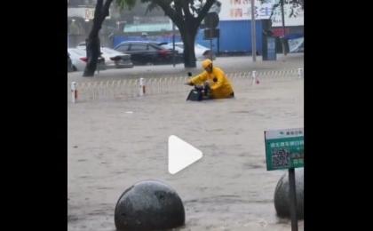 4月21日广东韶关暴雨来袭，马路成河。（图片来源：视频截图）